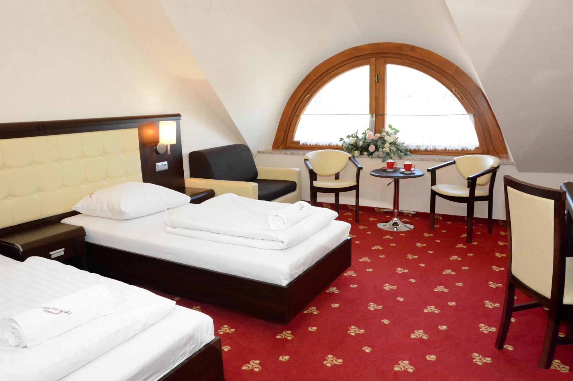 Hotel Swietokrzyski Dwor Нова Свупья Екстер'єр фото