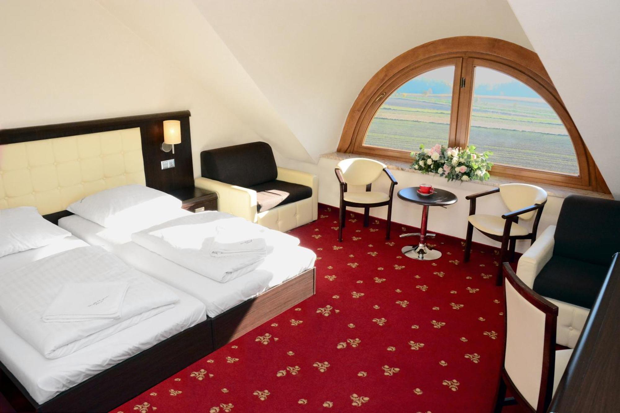 Hotel Swietokrzyski Dwor Нова Свупья Екстер'єр фото