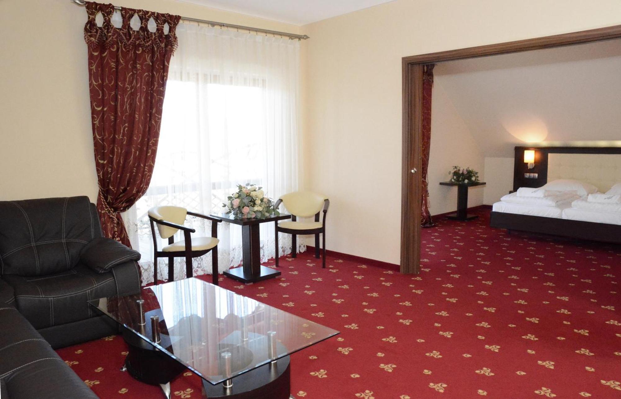 Hotel Swietokrzyski Dwor Нова Свупья Екстер'єр фото