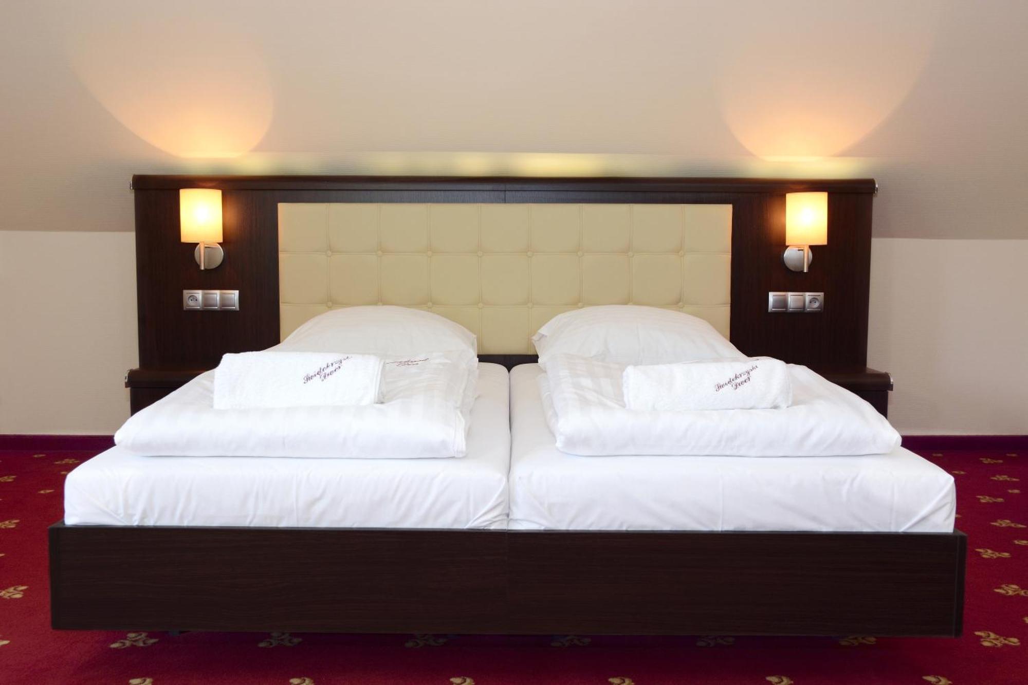 Hotel Swietokrzyski Dwor Нова Свупья Екстер'єр фото