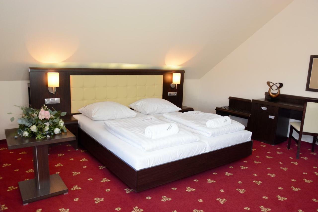 Hotel Swietokrzyski Dwor Нова Свупья Екстер'єр фото
